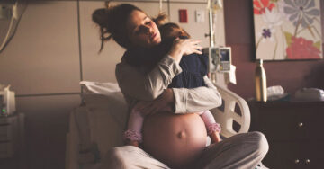 Este es el emotivo momento en que una mujer embarazada se despide de su hija antes de dar a luz