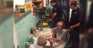 Unos policías cocinaron para animar a una adorable pareja de ancianos que lloraban