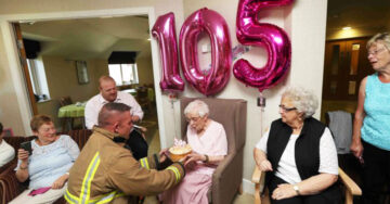 Ella sólo tenía un deseo para su cumpleaños número 105 ¡Un sexy bombero con muchos tatuajes!