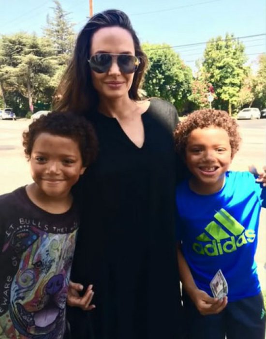 Angelina Jolie y los pequeños vendedores de un oso 
