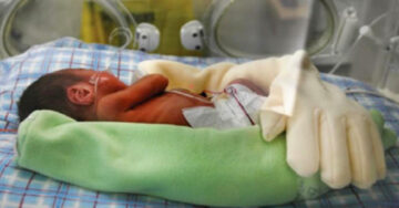Mamá dejó un guante sobre su bebé prematuro; lo que sucedió después dejó a todos con la boca abierta