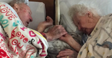 Esta pareja de ancianos demostraron su amor y se tomaron de la mano hasta el último momento