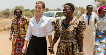 Emma Watson visita África en el día internacional de la niña y protesta en contra del matrimonio infantil