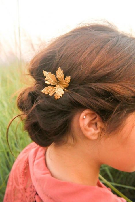 Peinado recogido con una flor de otoño de adorno. 