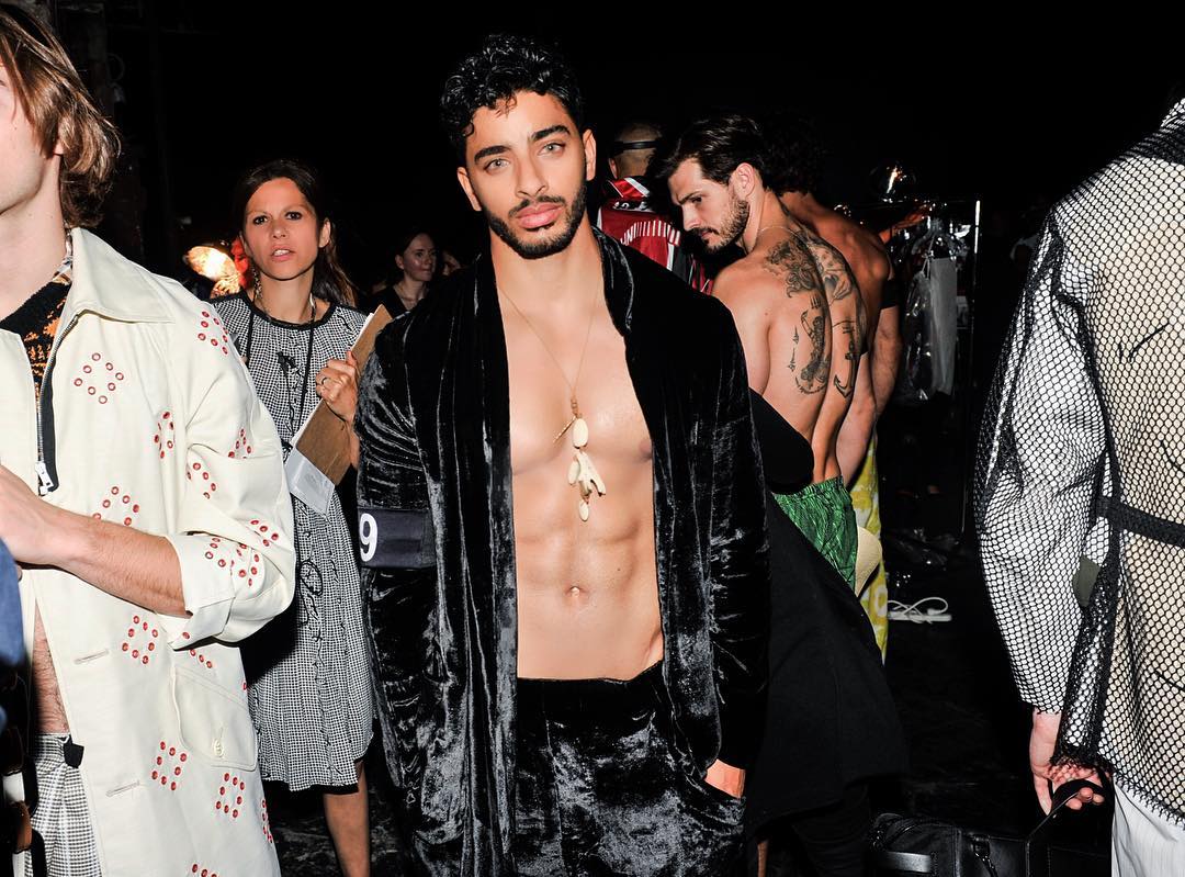 Laith Ashley De La Cruz sin camisa.