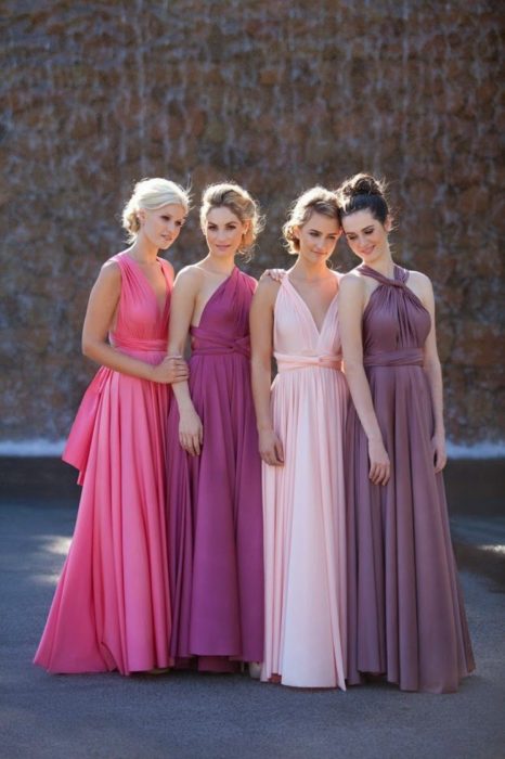 Chicas vestidas como damas de honor en colores rosas