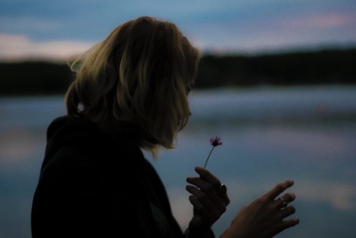 chica con flor en mano