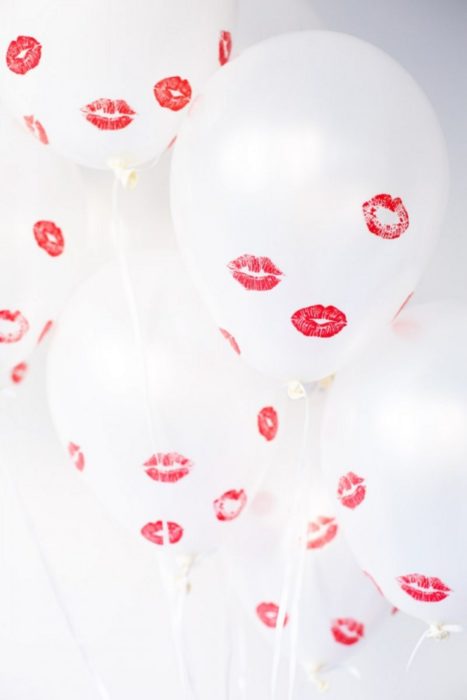 globos blancos con besos pintados