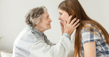 Los abuelos no mueren; solo se vuelven invisibles y permanecen siempre en tu vida