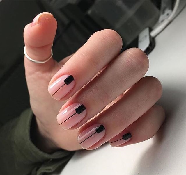 Uñas con diseños minimalistas