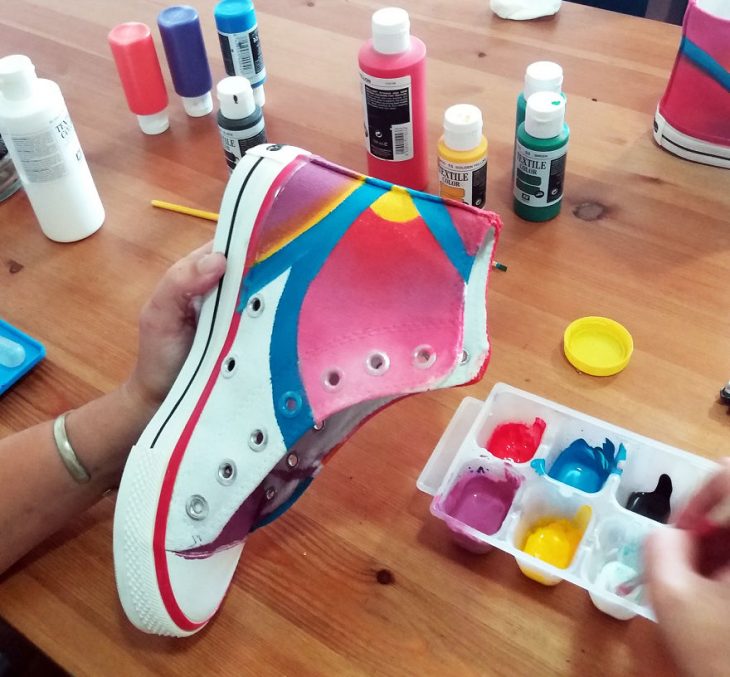 Chica pasó el fin de semana renovando sus tenis con pintura 