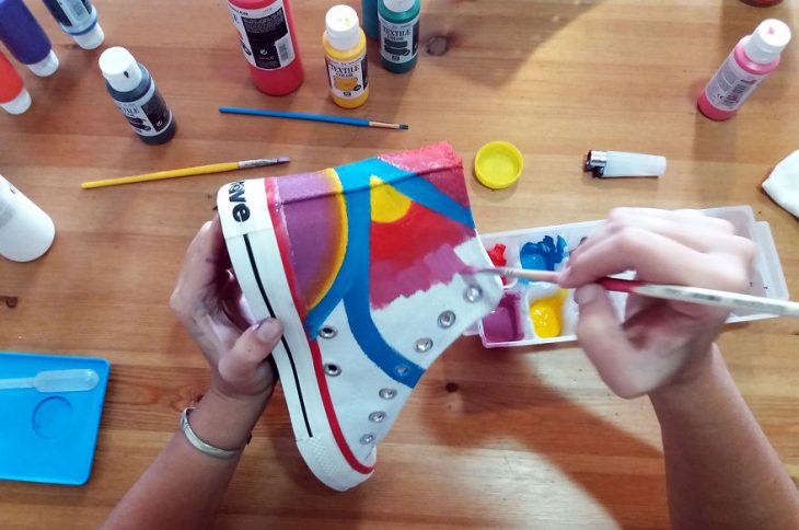 Chica pasó el fin de semana renovando sus tenis con pintura 