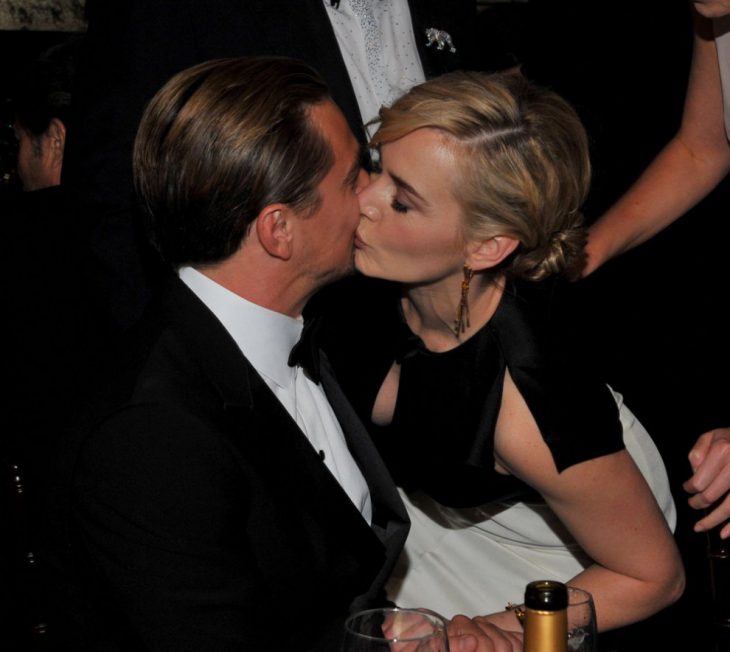 Kate Winslet y Leo DiCaprio juntos besandose en los globos de oro 2012