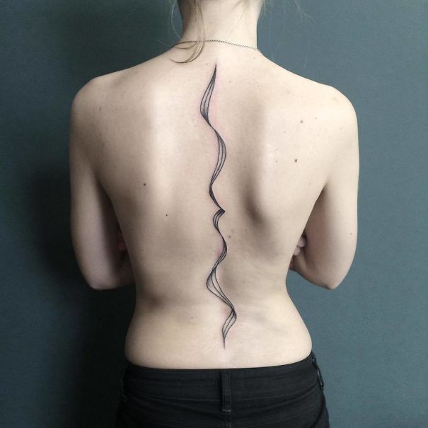 Tatuaje en la espina dorsal con diseño de líneas curvas