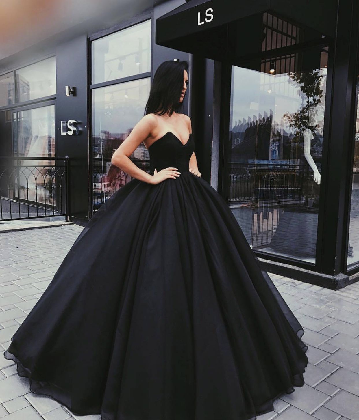 15 Vestidos de color negro que vas a querer usar en tus XV