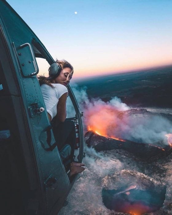 chica en un helicoptero