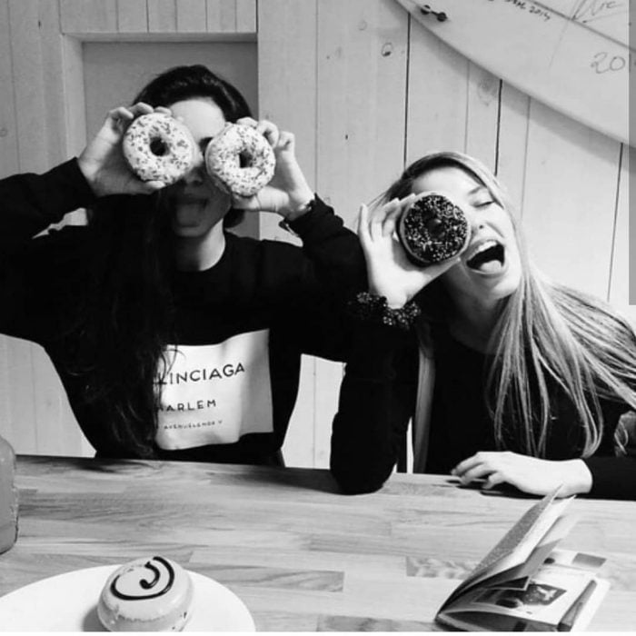 chicas comiendo donas