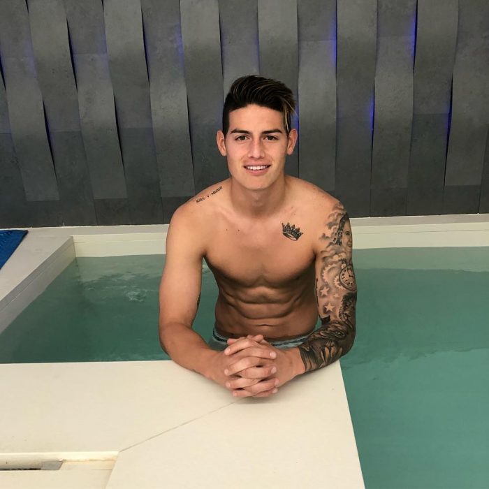 Futbolista James RodrÃ­guezÂ dentro de una piscina 