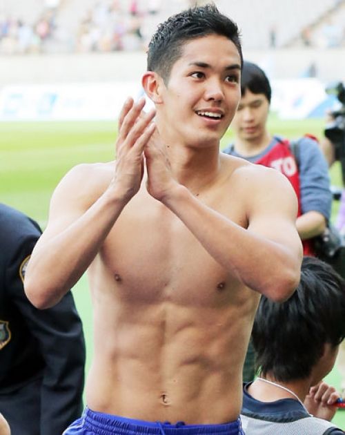 Yoshinori Muto sin camisa despuÃ©s de un partido de futbol 