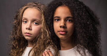 Hermanas desafían las creencias de racísmo; son las gemelas menos parecidas del mundo