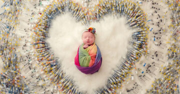Honran su lucha para ser padres con esta foto: su bebé arcoiris entre más de 1, 600 agujas