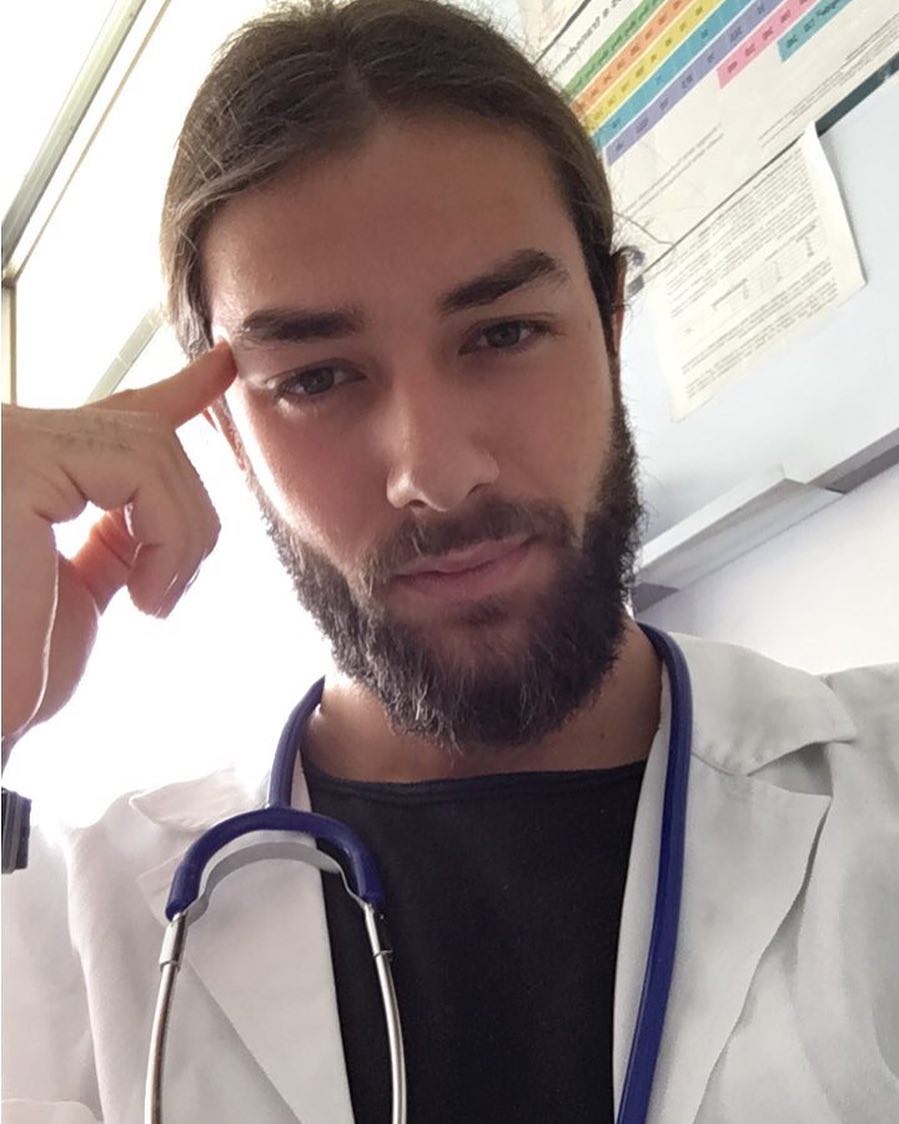 El doctor más guapo de toda Italia que está robando suspiros