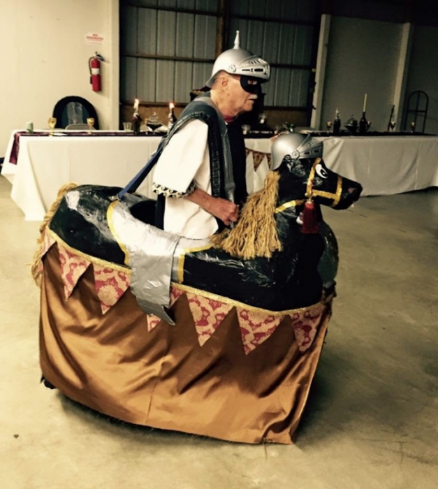 Abuelo vestido de soldado en festival medieval