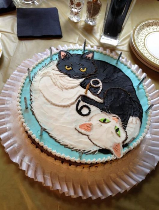 Pastel de cumpleaños de gatos negro y blanco