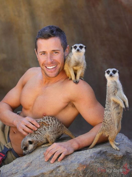 Bombero australiano posa para calendario en beneficencia de animales con suricatas