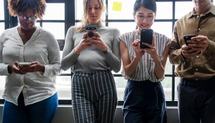 personas revisando su teléfono celular 