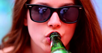Mujeres que no toman alcohol podrían sufrir demencia: estudio