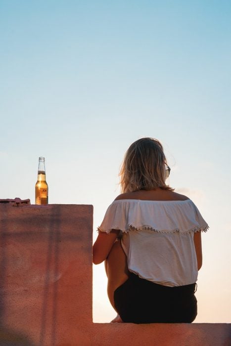 chica bebiendo cerveza en la terraza 