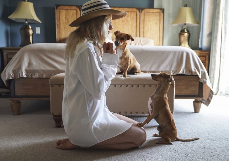 chica jugando con sus perros 