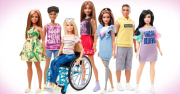 Mattel va por la inclusión: lanza Barbies en silla de ruedas y con prótesis de pierna