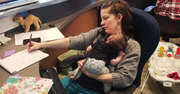 Lleva a su bebé al trabajo y demuestra que puede ser productiva mientras cuida a su recién nacida