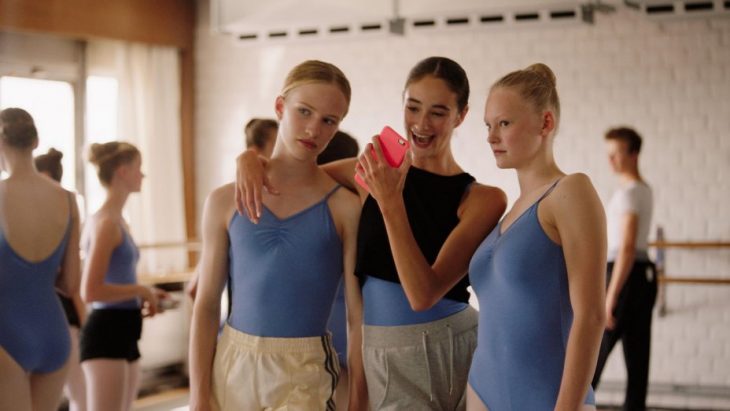 chicas en un salón de ballet