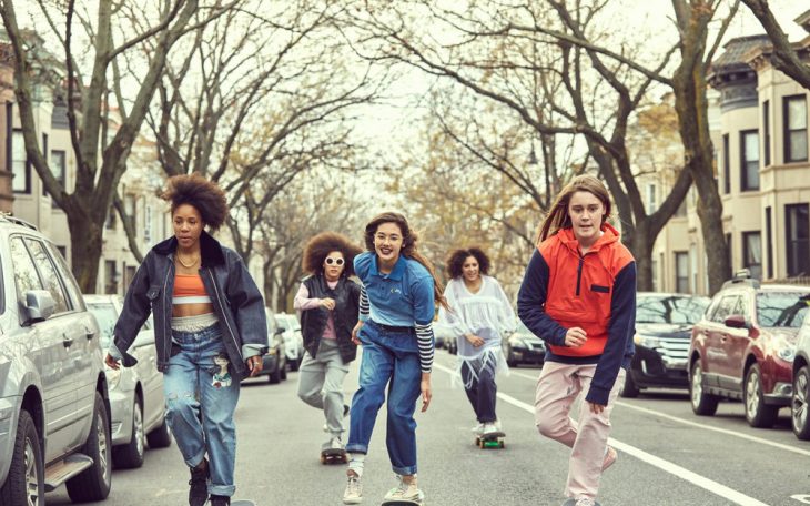 grupo de chicas paseando en patineta 