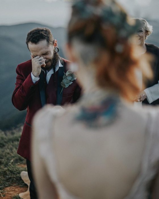 Pareja de novios con tatuajes celebra una boda nórdica al aire libre, prometido llora cuando ve llegar a su novia