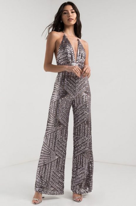 Chica modelando un jumpsuit de lentejuelas plateadas