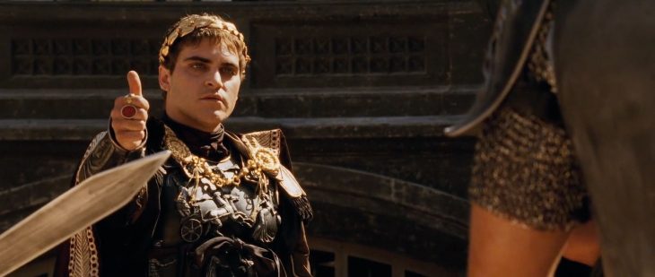 Joaquin Phoenix interpretando al personaje de Cómodo en la cinta Gladiador
