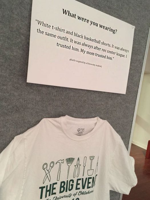 Camisa deportiva expuesta en una galería de arte que muestra las prendas que víctimas de abuso usaron cuando fueron atacadas