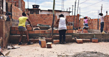 Arquitecta brasileña enseña a mujeres de escasos recursos a construir sus propias casa