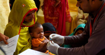 Acusan a pediatra de infectar con VIH a más de 400 niños en Pakistán