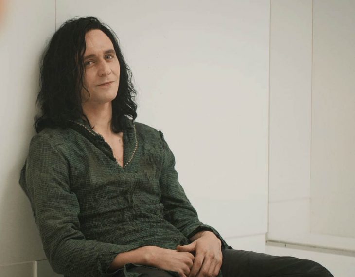 Actor Tom Hiddleston como Loki, hermano de Thor en Avengers, Marvel, sentado en su celda