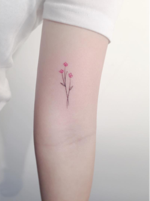 Diseño de tatuaje minimalista que son flores colocadas en el brazo 