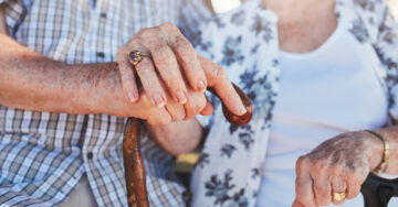 Pareja de abuelitos muere el mismo día pero en diferentes hospitales