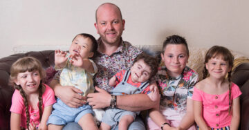 ‘Superpapá’ soltero adopta a su quinto hijo con discapacidad