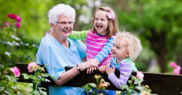 Los niños necesitan a sus abuelitas para crecer felices