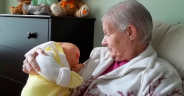 Muñeco bebé, la terapia que ayudaría a pacientes con Alzheimer