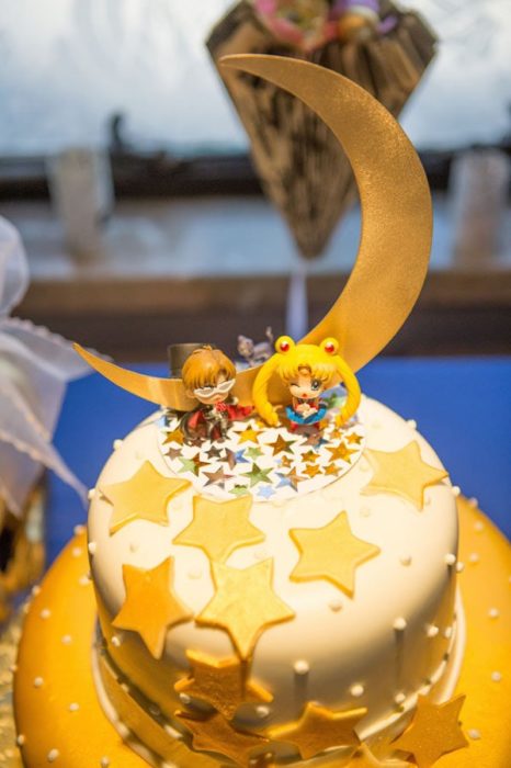 Pastel de bodas con decoraciones de Sailor Moon